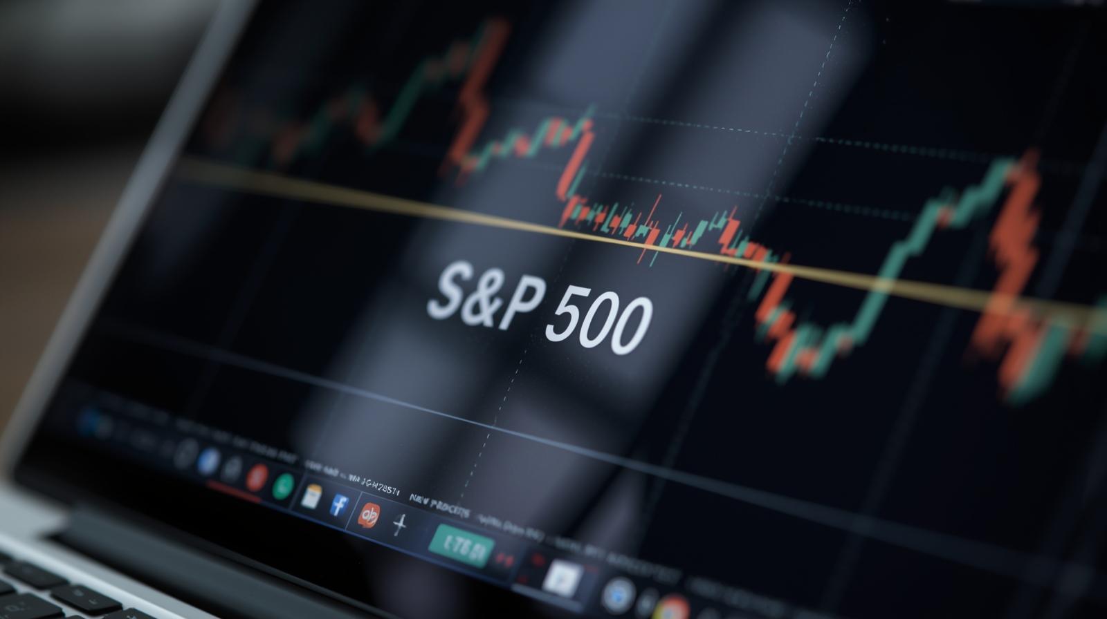 On the laptop screen, the US stock graph is on screen, and the text _S&P 500_ is a real-world, real-life image